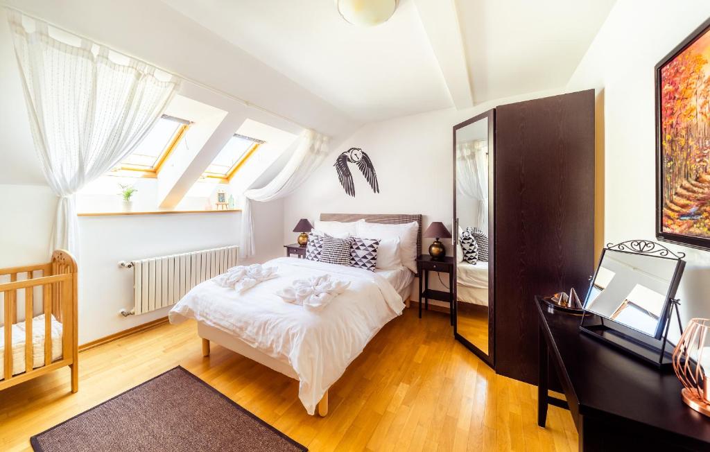 Łóżko lub łóżka w pokoju w obiekcie 4BR 3BATH BALCONY central Harry Potter penthouse