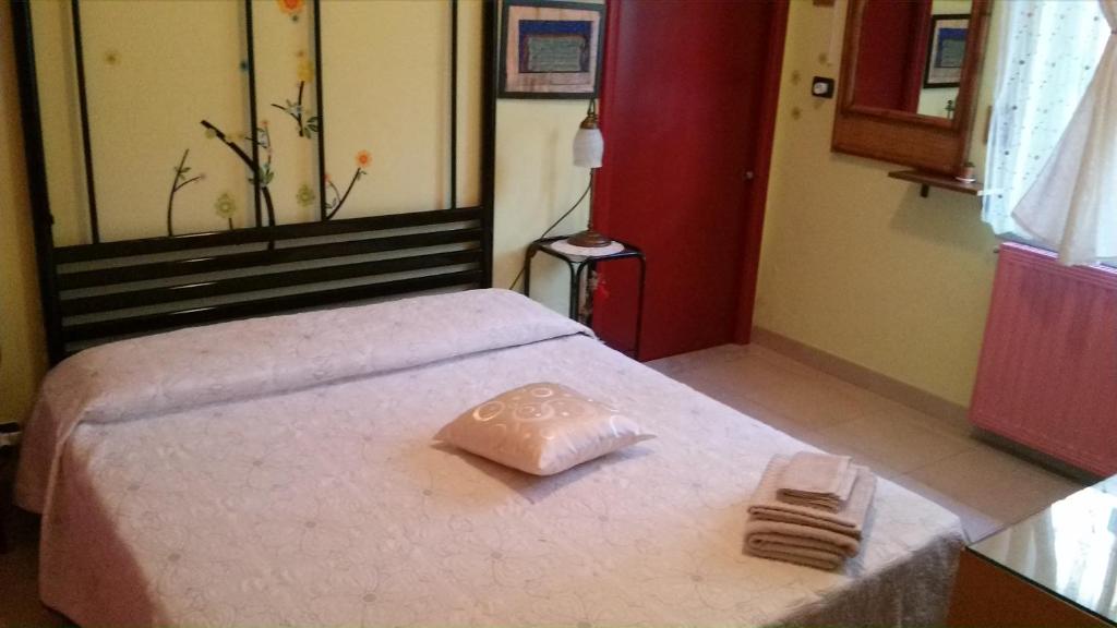 una camera da letto con un letto e due asciugamani di Homestay a Randazzo