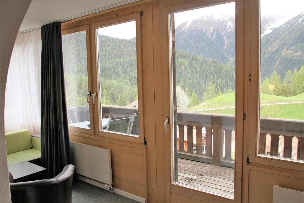 Nespecifikovaný výhled na hory nebo výhled na hory při pohledu z hotelu