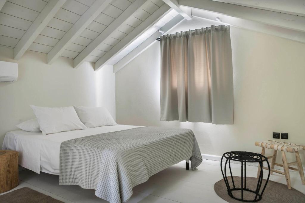 Ένα ή περισσότερα κρεβάτια σε δωμάτιο στο Kymata Bohemian Villas