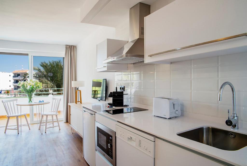 Kuchyň nebo kuchyňský kout v ubytování Aparthotel Pierre & Vacances Mallorca Cecilia