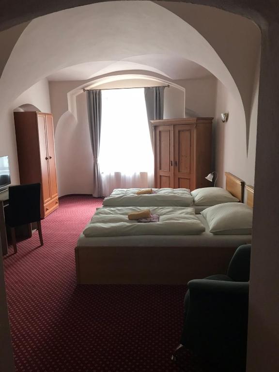 Postel nebo postele na pokoji v ubytování Hotel U Zlateho Andela