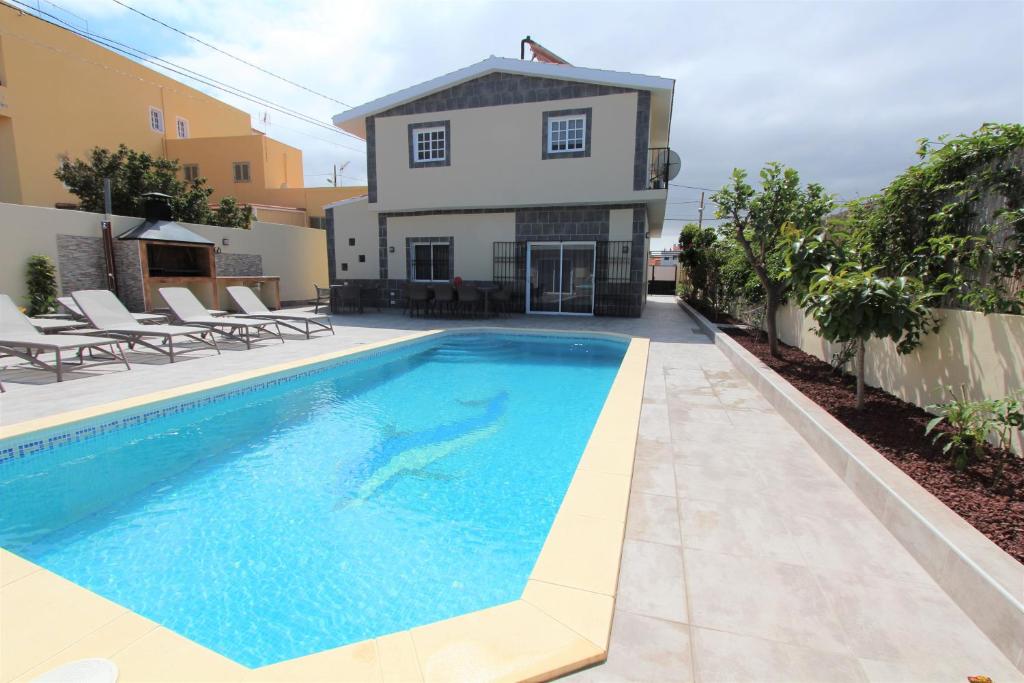 BuzanadaにあるViVaTenerife - Gorgeous villa with heated poolの家の前のスイミングプール