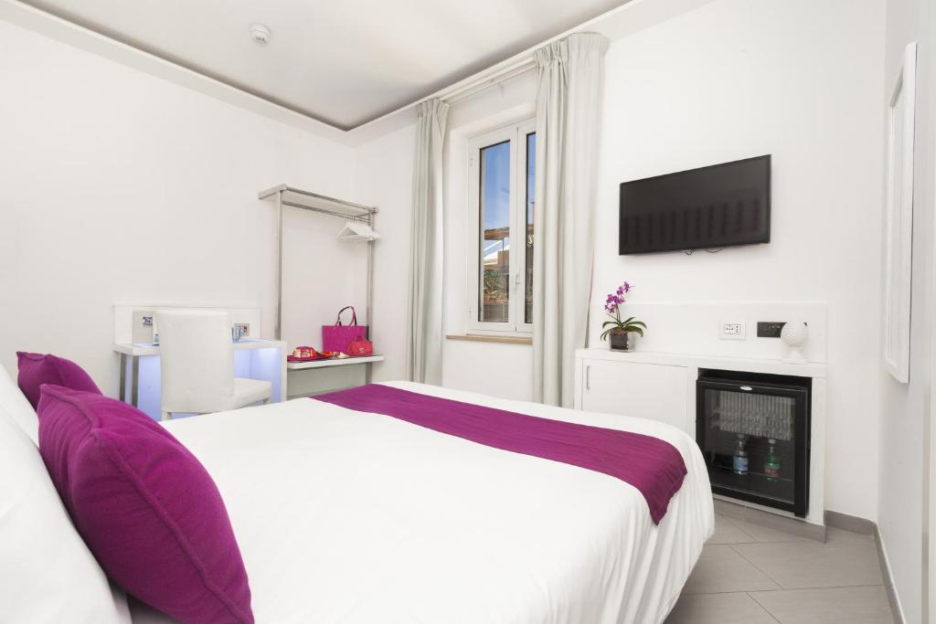 TV a/nebo společenská místnost v ubytování Hotel Tasso Suites & Spa