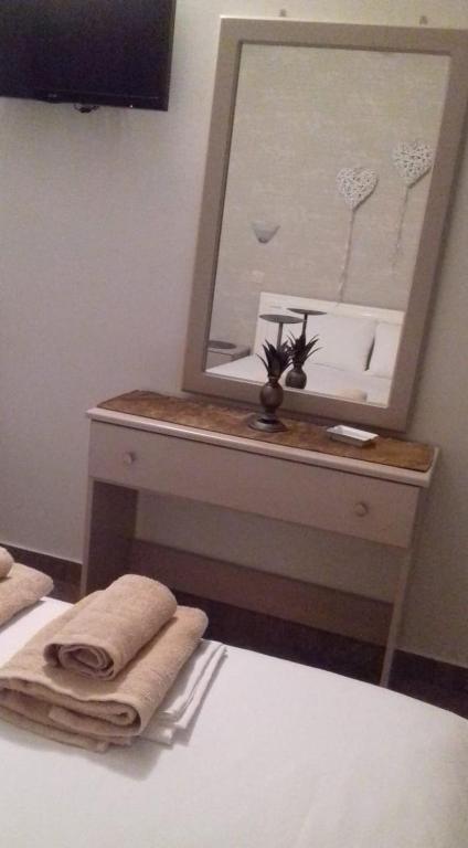 Postel nebo postele na pokoji v ubytování Maltezos Rooms