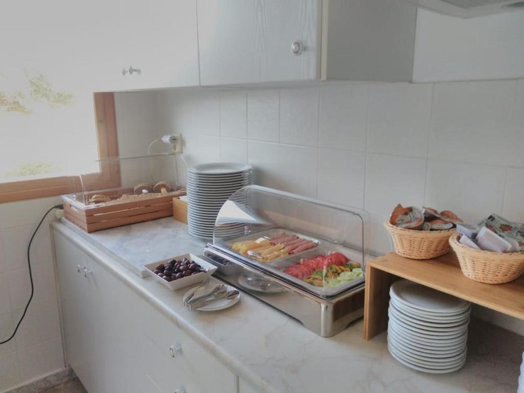 Kuchyň nebo kuchyňský kout v ubytování Roussos Beach Hotel