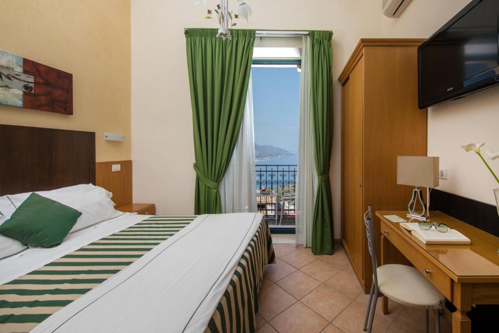 Postel nebo postele na pokoji v ubytování Hotel "La Pensione Svizzera"