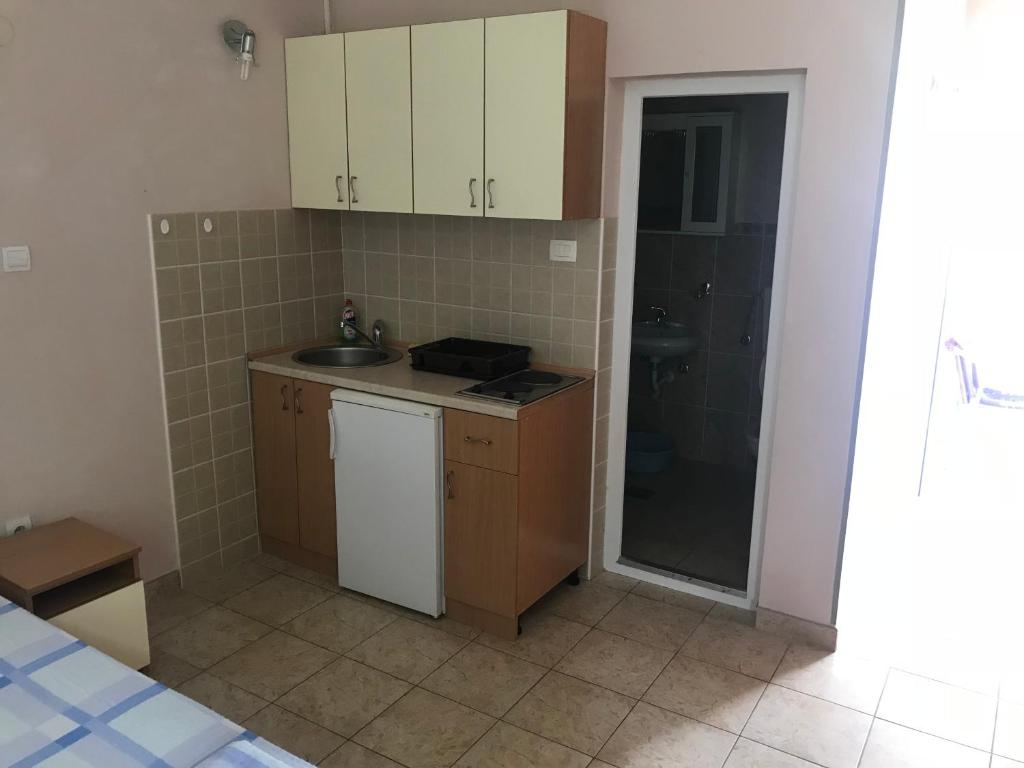 Kuchyň nebo kuchyňský kout v ubytování Apartmani Tomovic