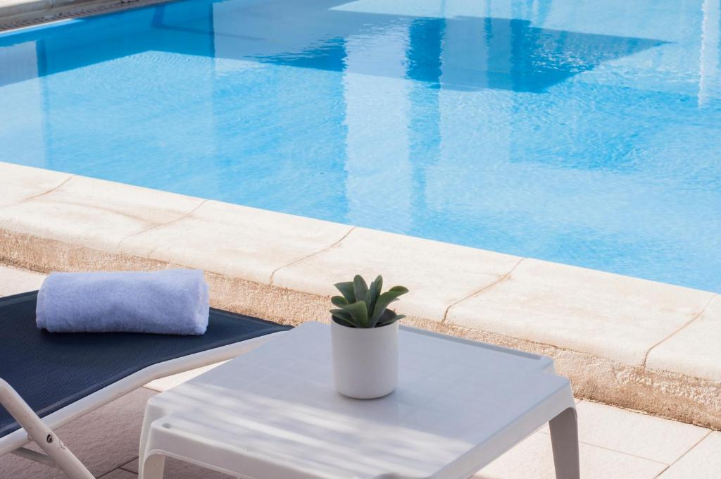 Bazén v ubytování Alexandra Hotel nebo v jeho okolí