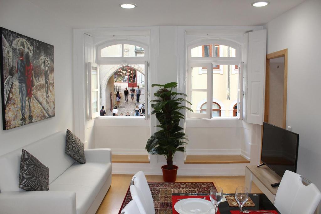 コインブラにあるArco de Almedina Boutiqueのリビングルーム(白いソファ、窓2つ付)