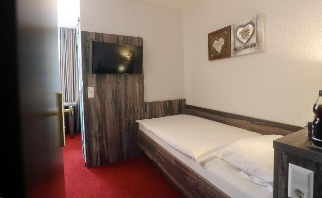 Postel nebo postele na pokoji v ubytování stadthotel miya