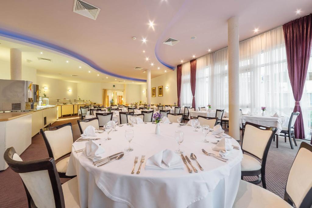 Reštaurácia alebo iné gastronomické zariadenie v ubytovaní Hotel Punta
