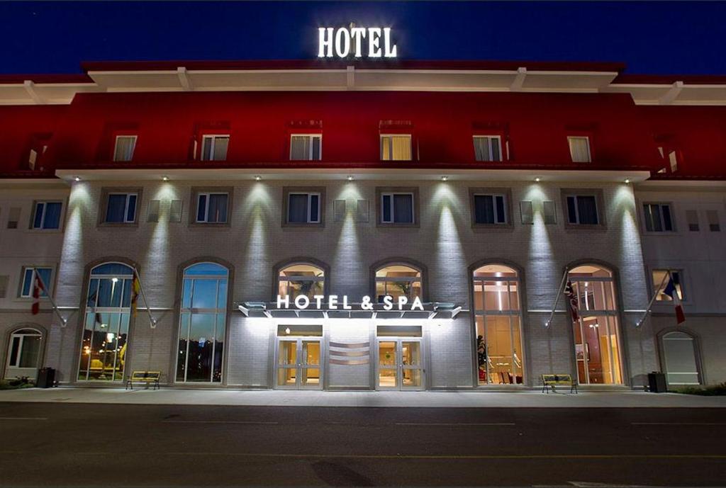 ein Hotel mit einem Schild auf der Vorderseite in der Unterkunft Hotel Casino New Nouveau Brunswick in Moncton