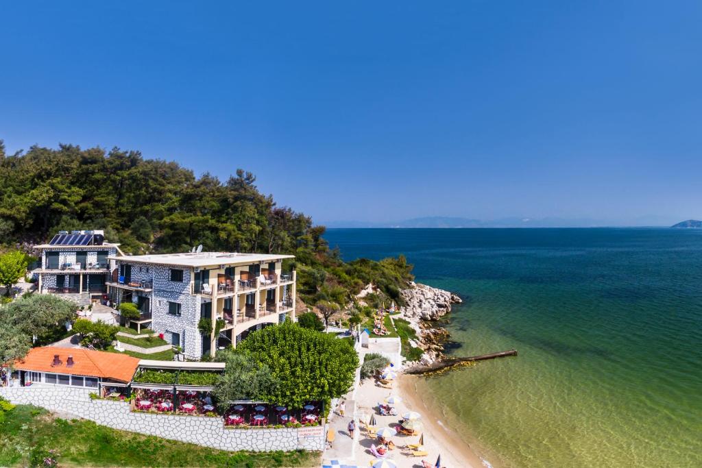 タソスにあるHotel Villa Nisteriのホテルとビーチの空中を望む