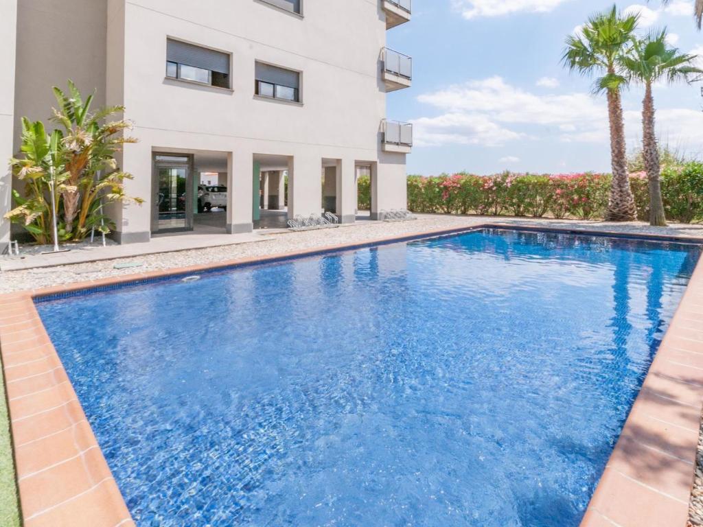 una piscina frente a una casa en Belvilla by OYO Bon Relax Flat 2, en Sant Pere Pescador