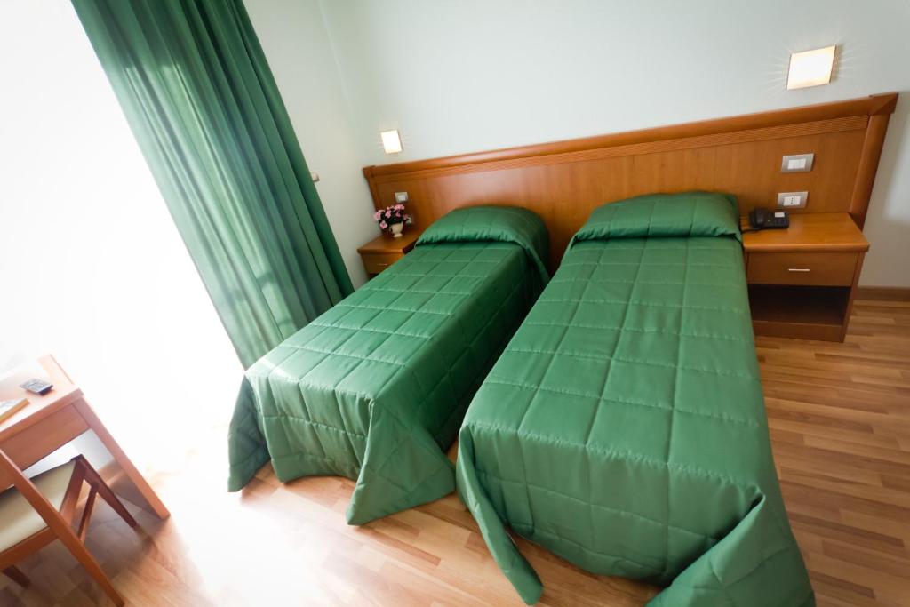 Postel nebo postele na pokoji v ubytování Hotel Donnini