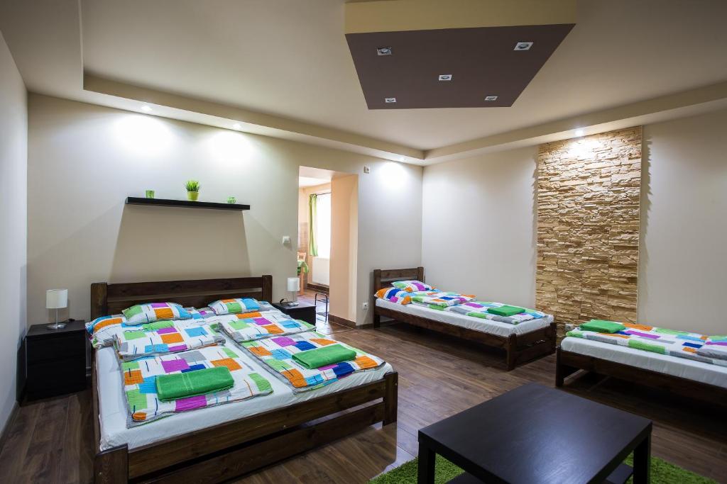 A bed or beds in a room at Türkiz Apartman