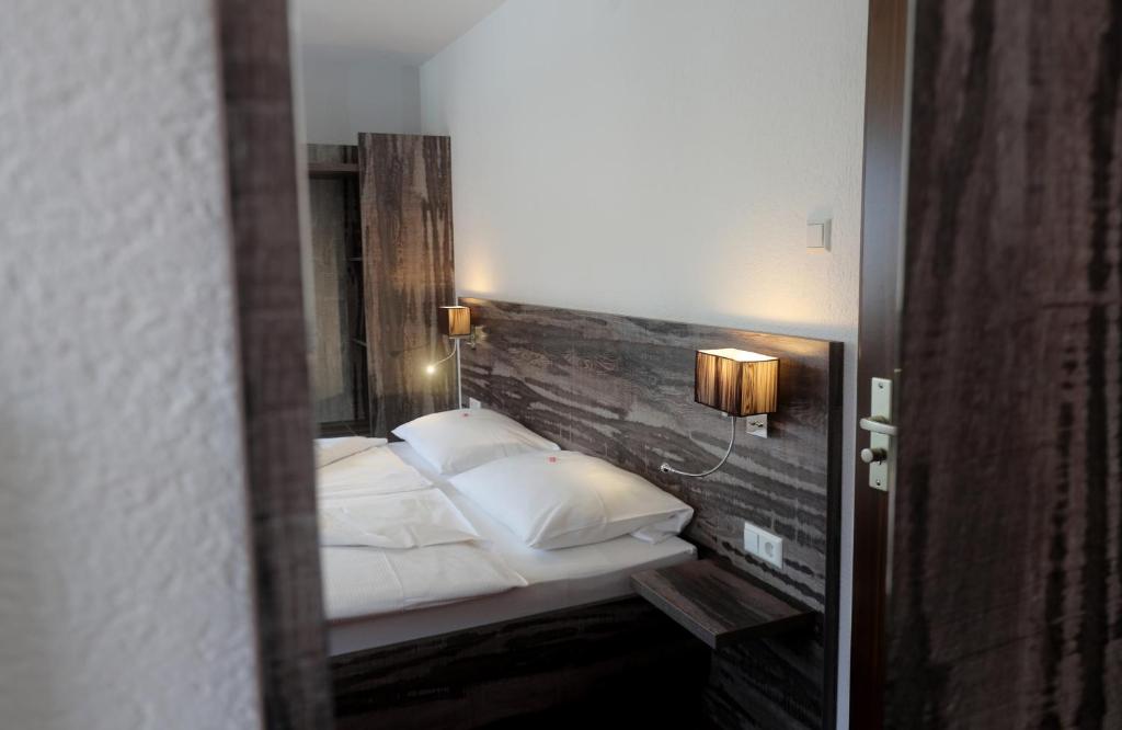 Postel nebo postele na pokoji v ubytování stadthotel miya