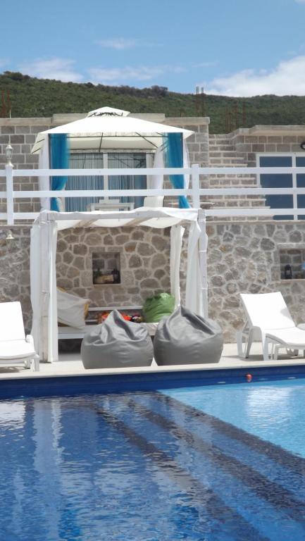 Bassein majutusasutuses Luštica Apartments või selle lähedal