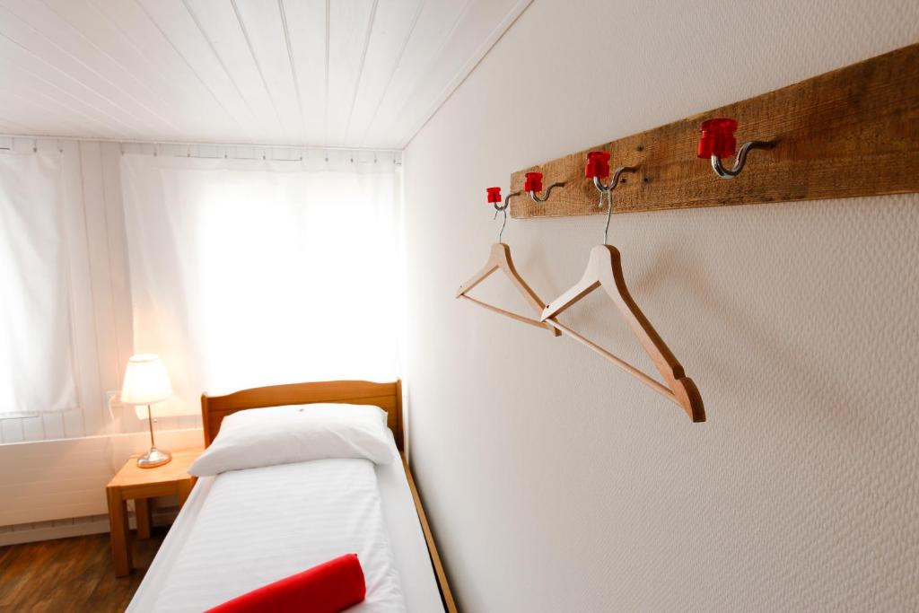 Postel nebo postele na pokoji v ubytování Landgasthof Schlüssel Alpnach