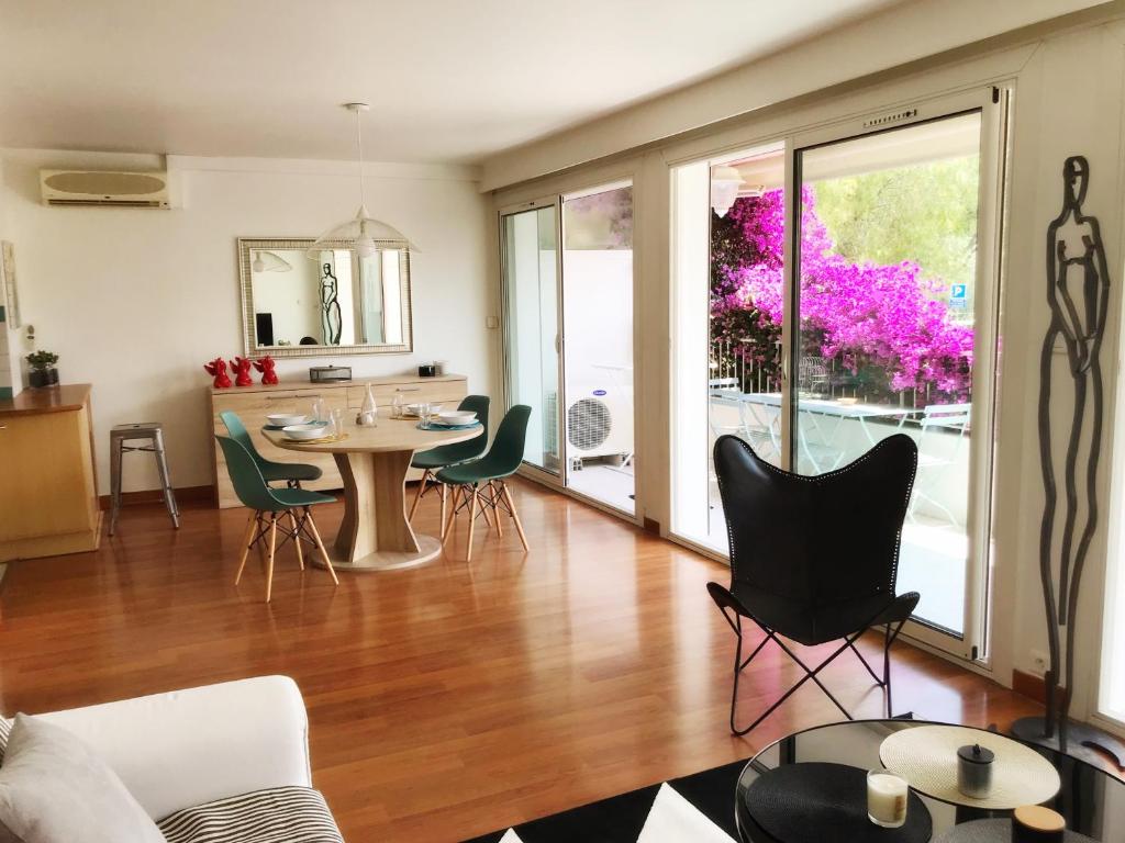 un salon avec une table et des chaises dans l'établissement Le Solemar, à Cassis