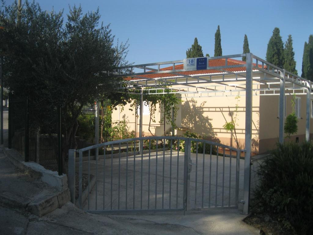 brama przed budynkiem w obiekcie Apartments Radić w Trogirze