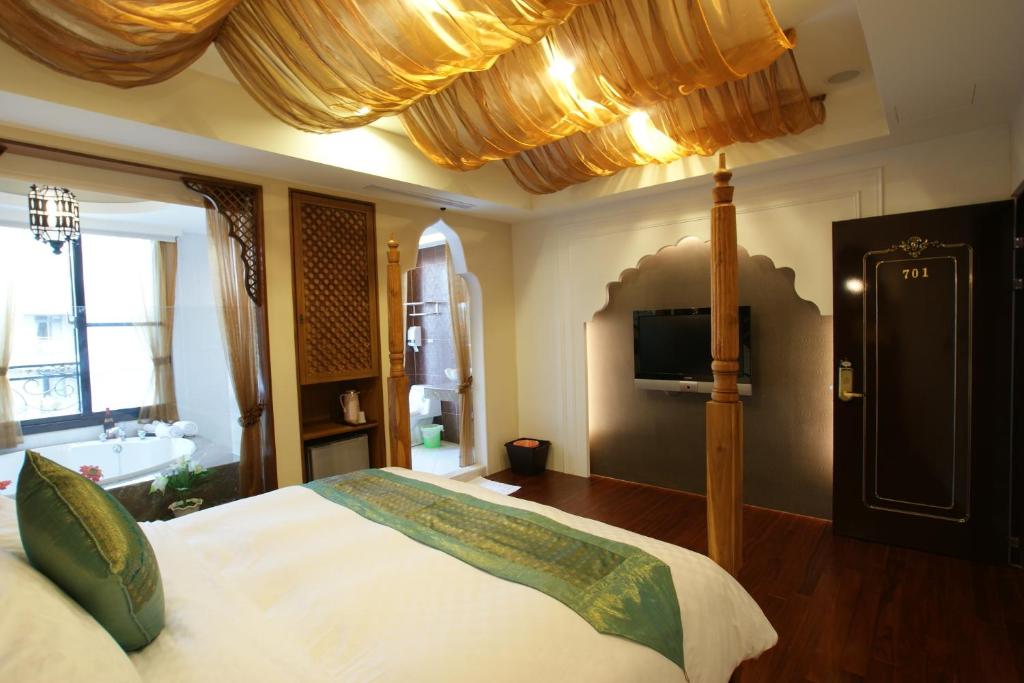 una camera con letto e un bagno con vasca di Xiu Feng a Kenting