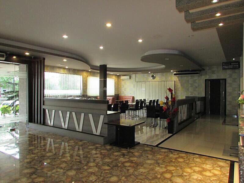 un vestíbulo de un hotel con un restaurante con mesas y sillas en Grand Krakatau Hotel Serang, en Serang