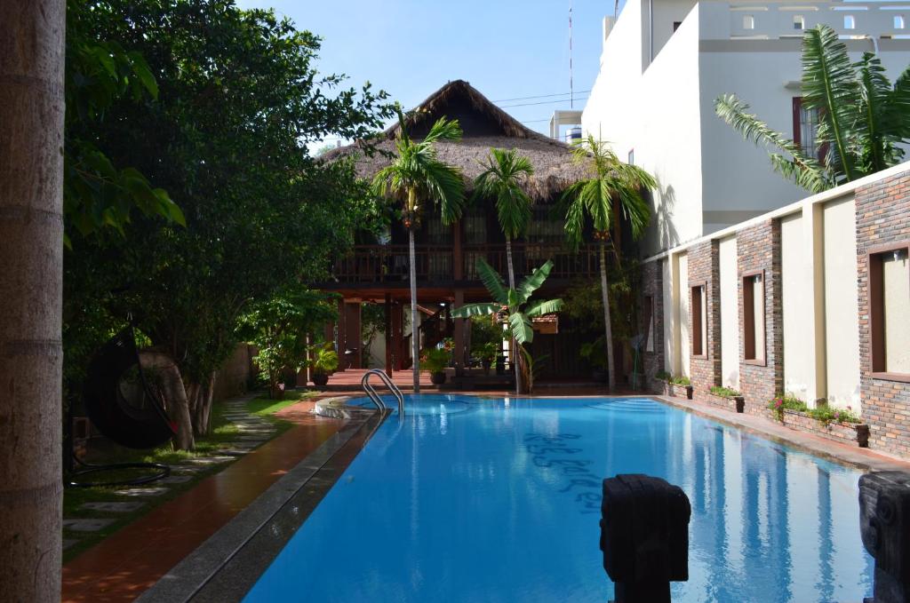 a swimming pool in front of a building at Rang Garden Bungalow in Mui Ne