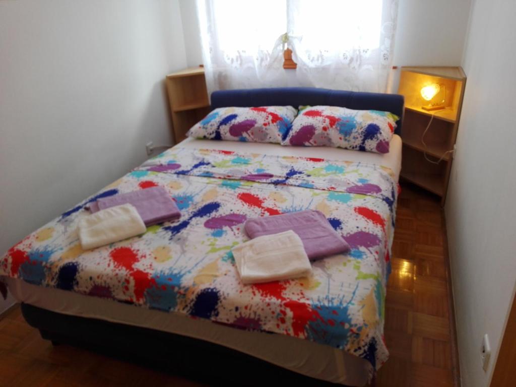 sypialnia z łóżkiem z poduszkami w obiekcie Apartman Miškulin w mieście Senj