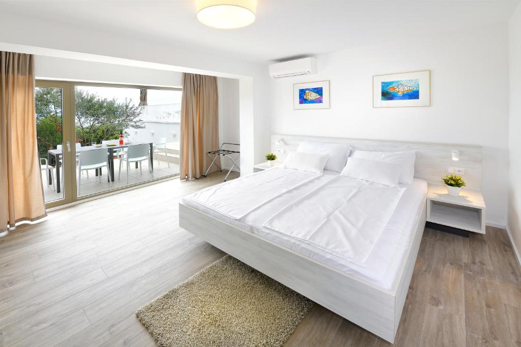 Postel nebo postele na pokoji v ubytování Zlatni Zalaz,Apartments,Supetarska Draga