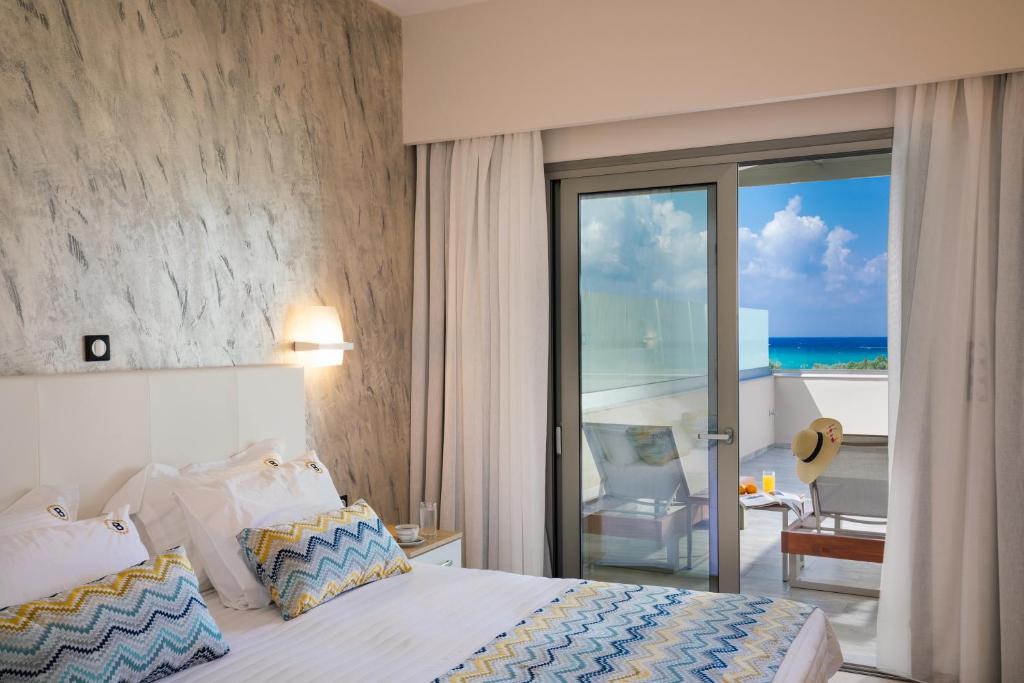 1 dormitorio con 1 cama y vistas al océano en Belvedere Luxury Apartments & Spa en Plakias