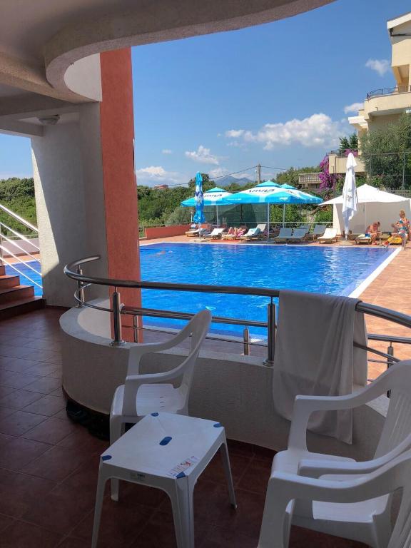 Bazén v ubytování Apartments De Lara nebo v jeho okolí