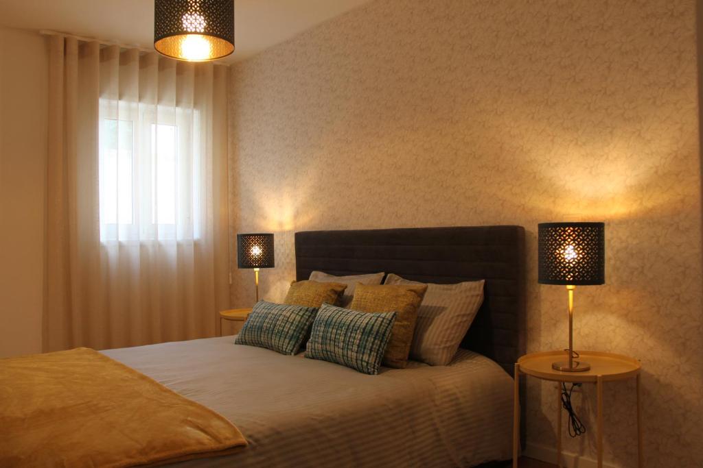 Postel nebo postele na pokoji v ubytování Afonso's House Alpendurada