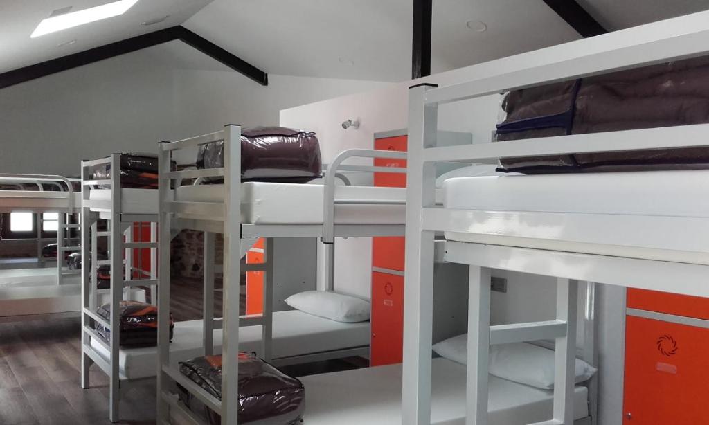 Palanda nebo palandy na pokoji v ubytování Albergue Monte Aro