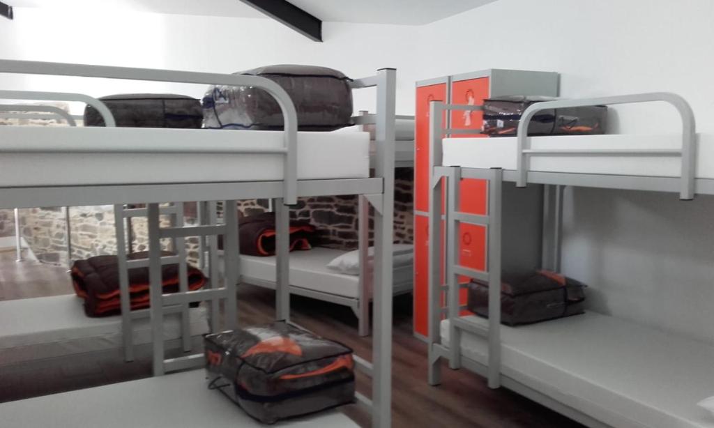 Palanda nebo palandy na pokoji v ubytování Albergue Monte Aro