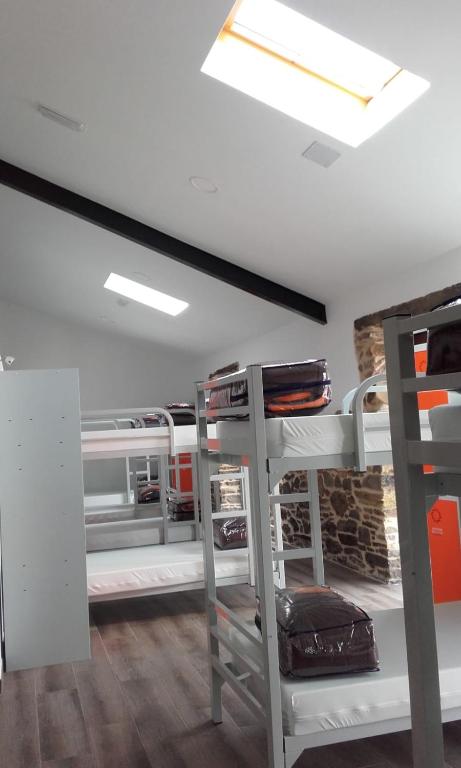 Palanda nebo palandy na pokoji v ubytování Albergue Monte Aro