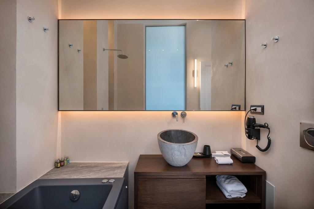 Kúpeľňa v ubytovaní Ambassadors Residence Boutique Hotel