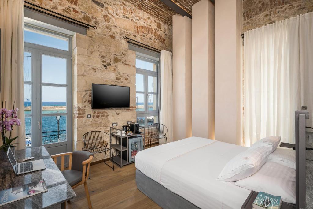 Televízia a/alebo spoločenská miestnosť v ubytovaní Ambassadors Residence Boutique Hotel