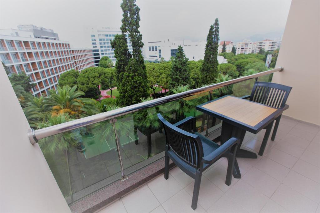 Un balcon sau o teras&#x103; la Karaca Hotel