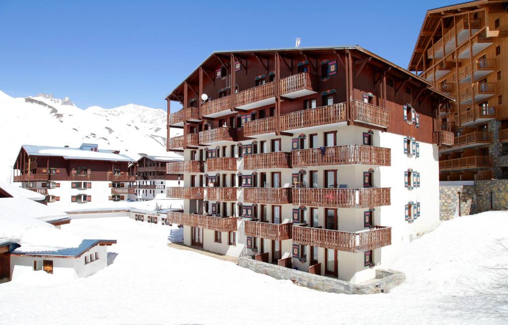 un edificio en la nieve con nieve en Résidence Odalys Val-Claret, en Tignes