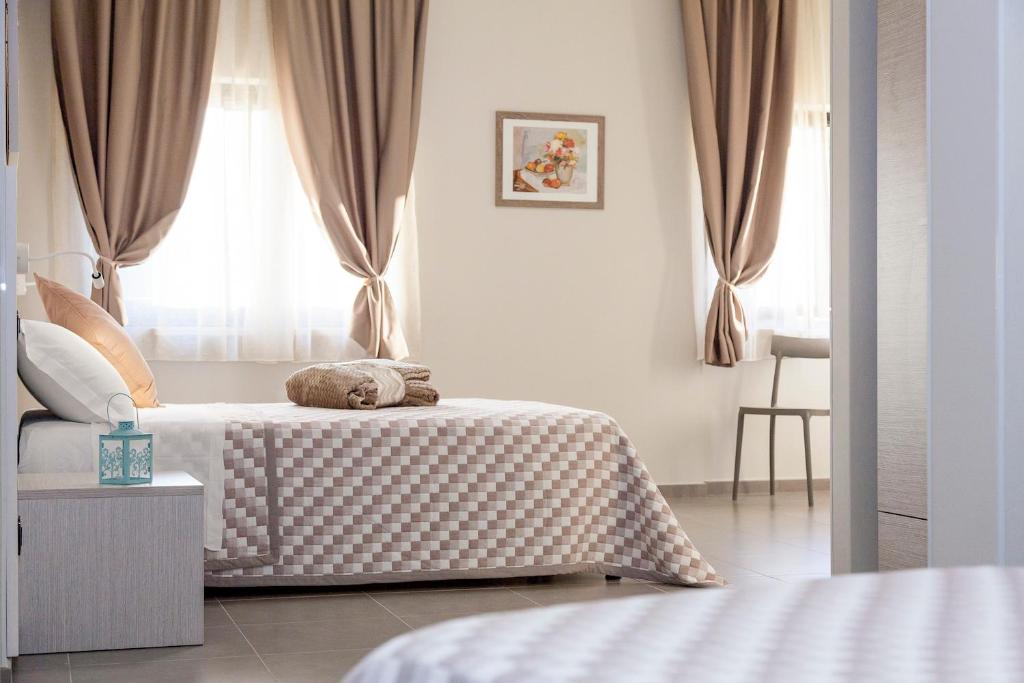 - une chambre avec un lit et une fenêtre dans l'établissement Riviera HUB, à Cisano sul Neva