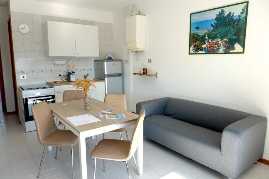 un soggiorno con divano e tavolo in cucina di Azzurra Casa Vacanze a Vasto