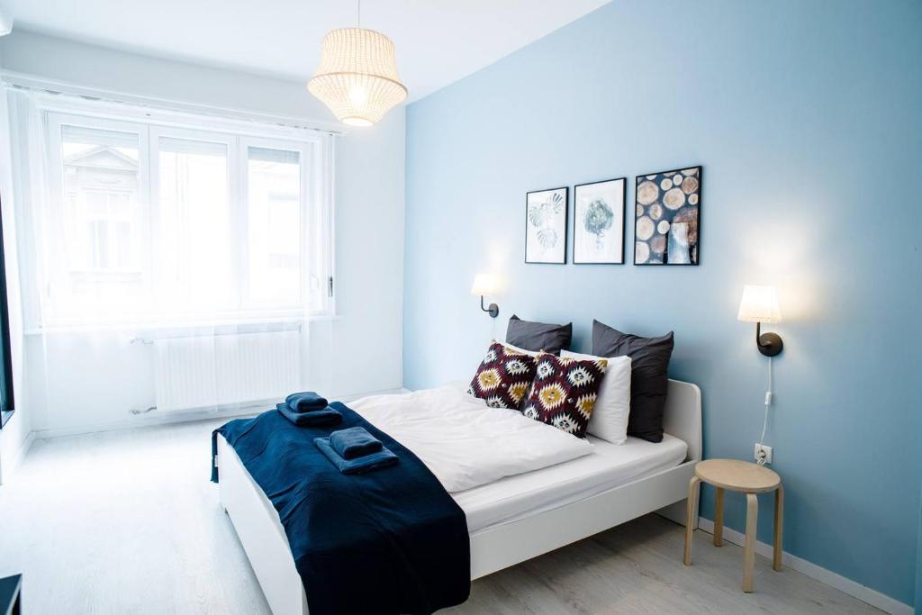 ブダペストにあるCentral new home with 3 bedrooms, A/C and balconyの青い壁のベッドルーム1室