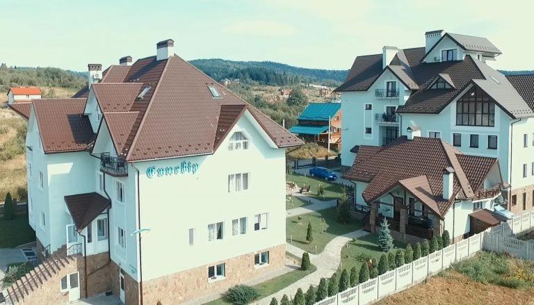 an overhead view of a large house with brown roofs at Вілла "Синевір" in Skhidnitsa