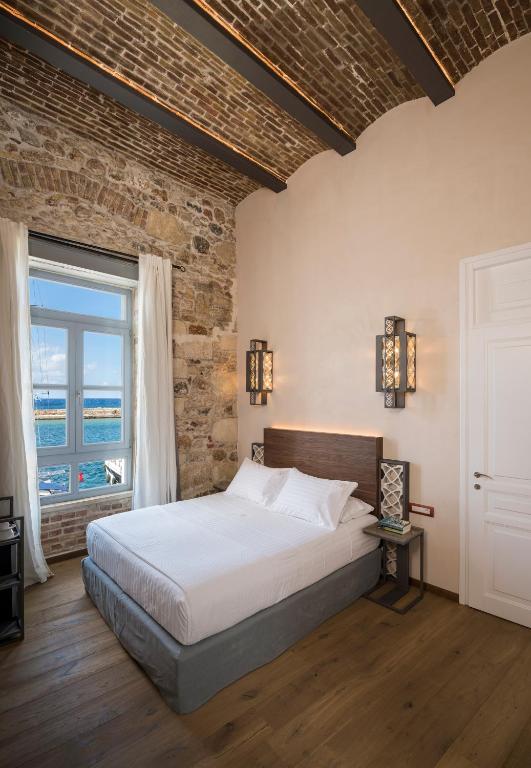 Posteľ alebo postele v izbe v ubytovaní Ambassadors Residence Boutique Hotel