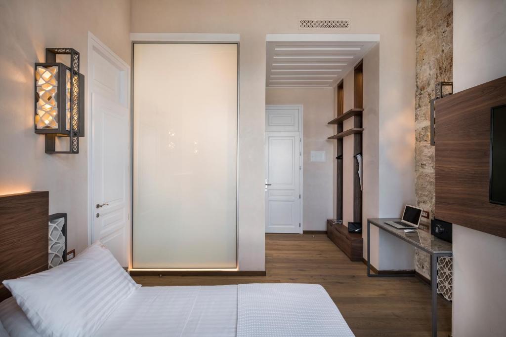 Posteľ alebo postele v izbe v ubytovaní Ambassadors Residence Boutique Hotel