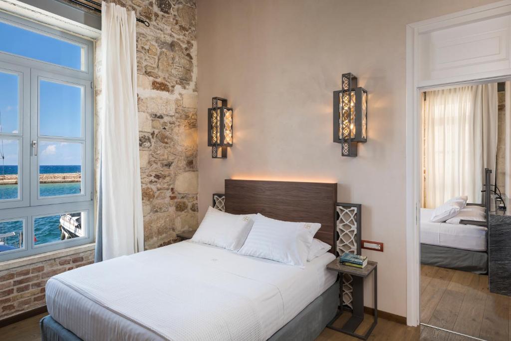 Posteľ alebo postele v izbe v ubytovaní Ambassadors Residence Boutique Hotel
