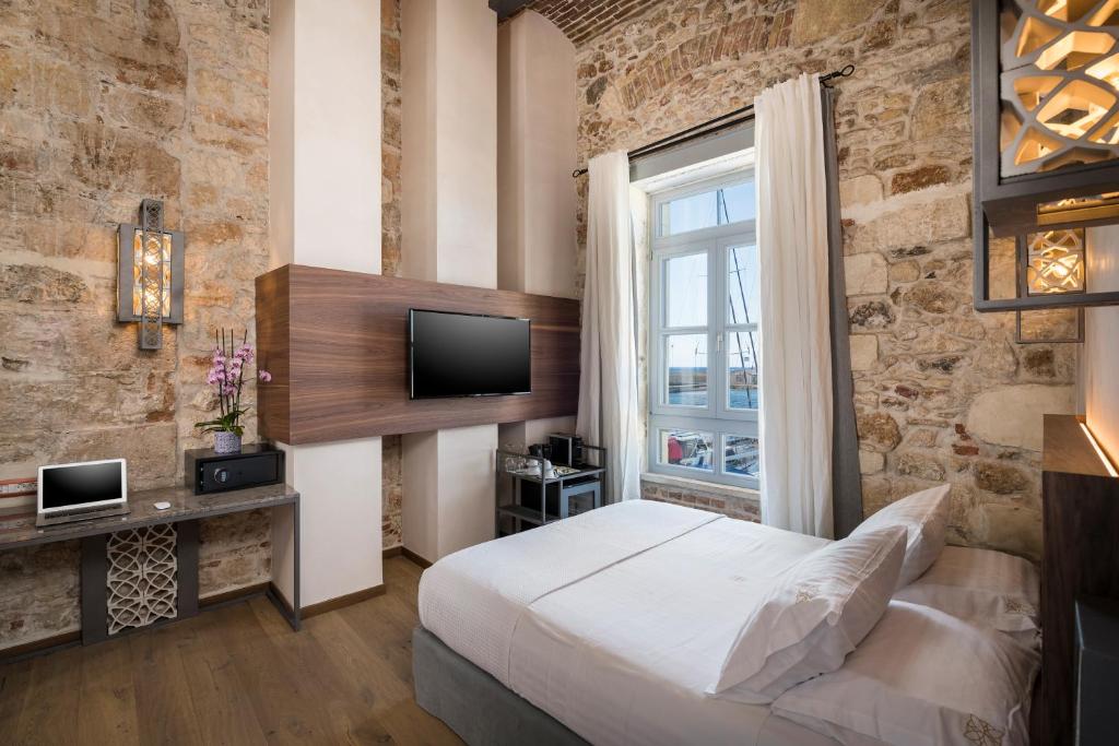 Televízia a/alebo spoločenská miestnosť v ubytovaní Ambassadors Residence Boutique Hotel