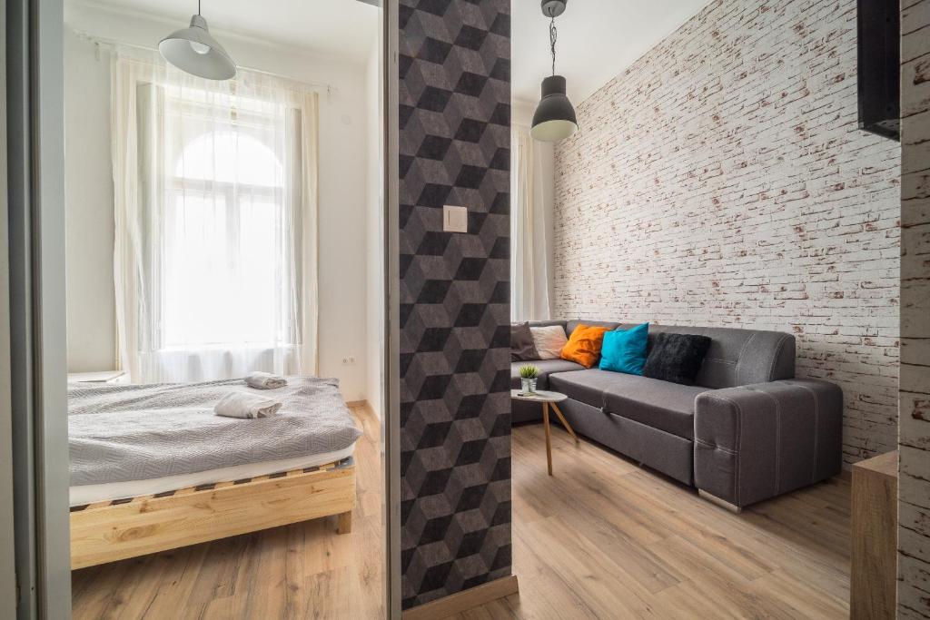 Posteľ alebo postele v izbe v ubytovaní Susan Apartment near Blaha Lujza Square